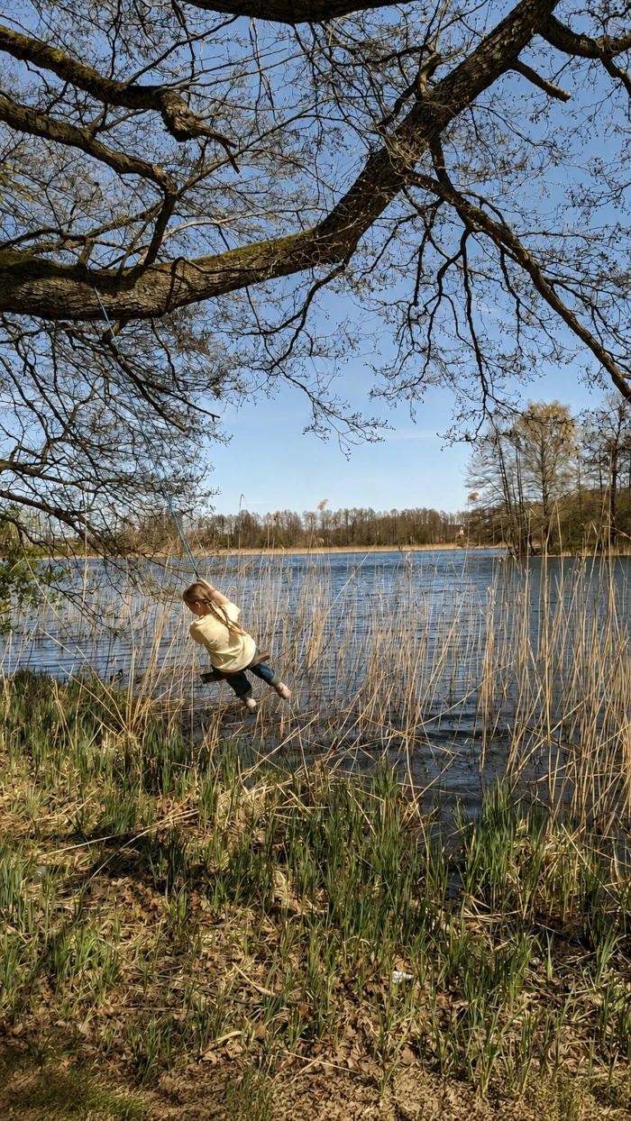 Dzieci podczas warsztatów Leśna Banda w lesie